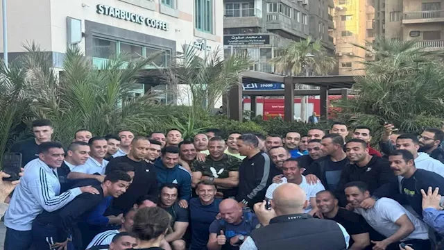 في جولة بسان ستيفانو.. ماكرون يلتقط صورًا تذكارية مع عمال المطاعم بالإسكندرية
